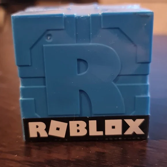 Roblox Series 9 Mystery Figurine with Virtual Code NIB - Picture 3 of 4